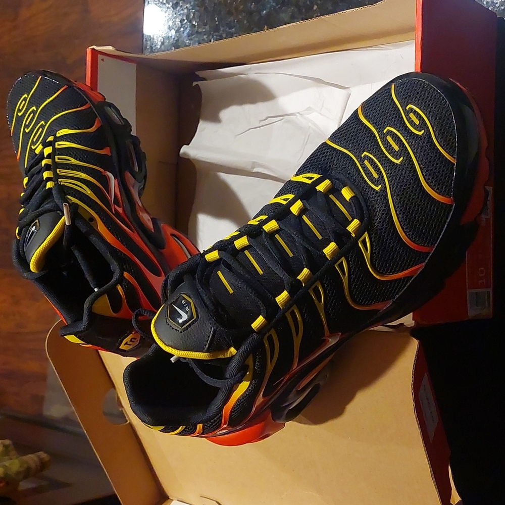 Air max plus, sz 10 blk/wht-chile red cz9270 001